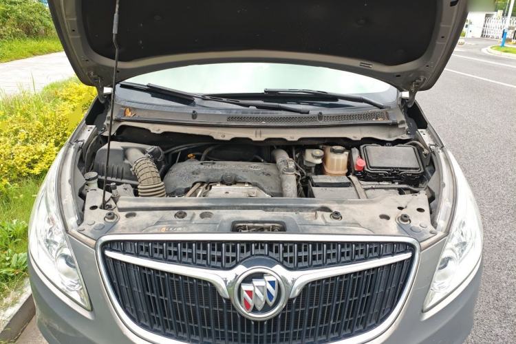 Used Buick GL8 2018 28T Luxury Model China VI Standard Engine Bay