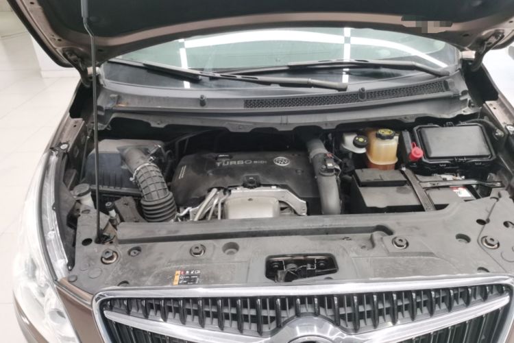 Used Buick GL8 2018 28T Luxury Model China VI Standard Engine Bay