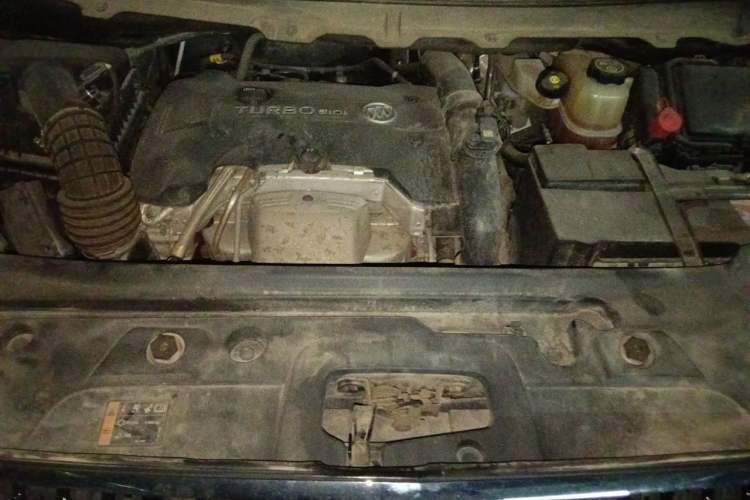 Used Buick GL8 2018 28T Luxury Model China VI Standard Engine Bay