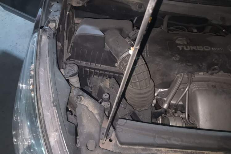 Used Buick GL8 2018 28T Luxury Model China VI Standard Engine Bay Right