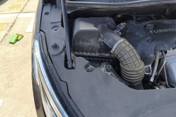 Used Buick GL8 2018 ES 28T Comfort Model China VI Standard Engine Bay Right