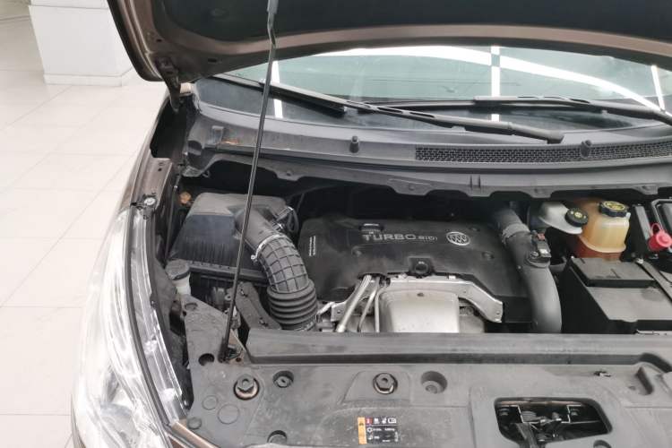 Used Buick GL8 2018 28T Luxury Model China VI Standard Engine Bay Right