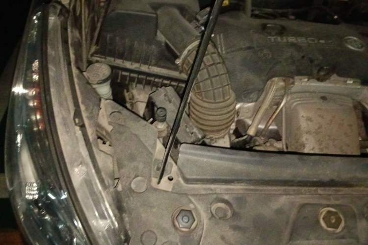 Used Buick GL8 2018 28T Luxury Model China VI Standard Engine Bay Right