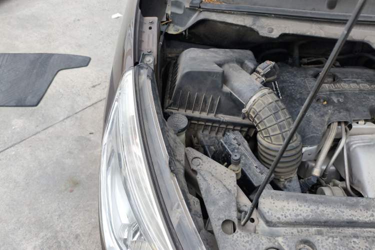 Used Buick GL8 2018 28T Luxury Model China VI Standard Engine Bay Right