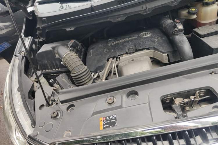 Used Buick GL8 2018 28T Luxury Model China VI Standard Engine Bay Right