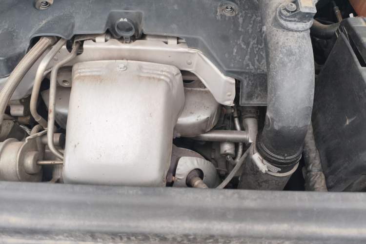 Used Buick GL8 2018 28T Luxury Model China VI Standard Engine Bay