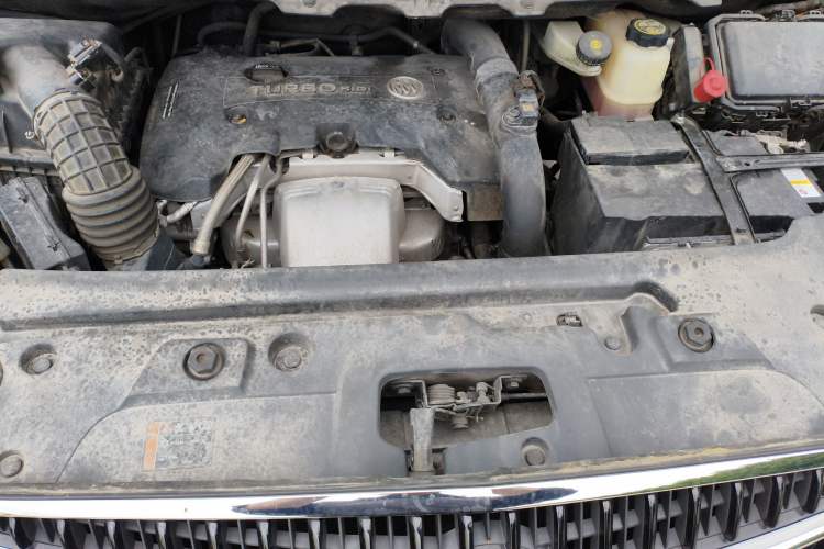 Used Buick GL8 2018 28T Luxury Model China VI Standard Engine Bay