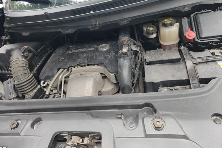 Used Buick GL8 2018 28T Luxury Model China VI Standard Engine Bay