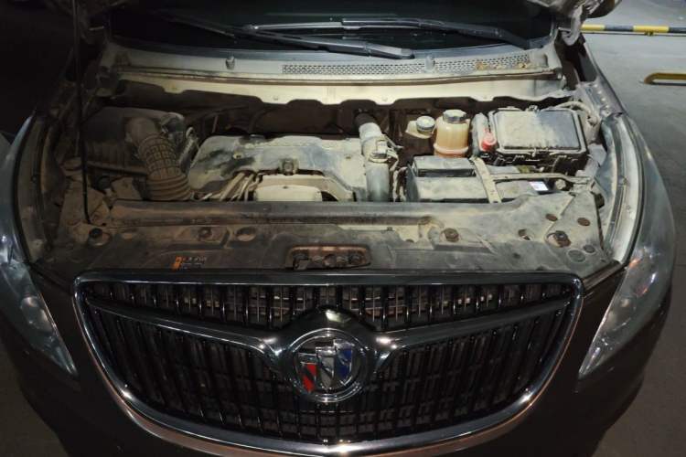Used Buick GL8 2018 28T Luxury Model China VI Standard Engine Bay