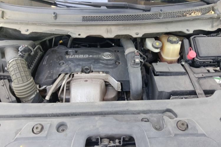 Used Buick GL8 2018 28T Luxury Model China VI Standard Engine Bay