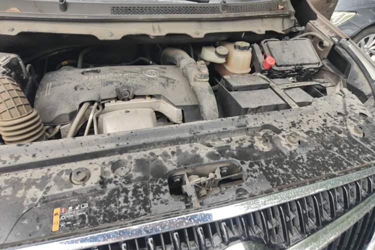 Used Buick GL8 2018 28T Luxury Model China VI Standard Engine Bay