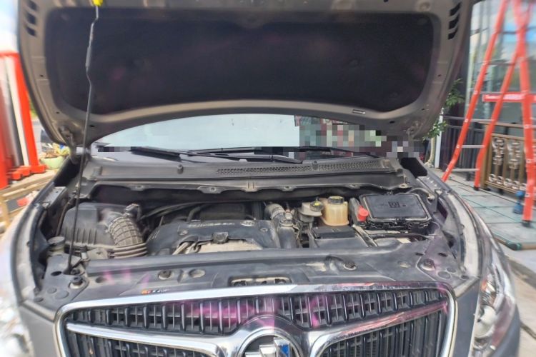 Used Buick GL8 2018 28T Luxury Model China VI Standard Engine Bay