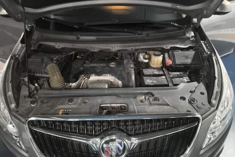 Used Buick GL8 2018 28T Luxury Model China VI Standard Engine Bay