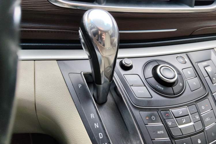 Used Buick GL8 2018 28T Luxury Model China VI Standard Gear Lever