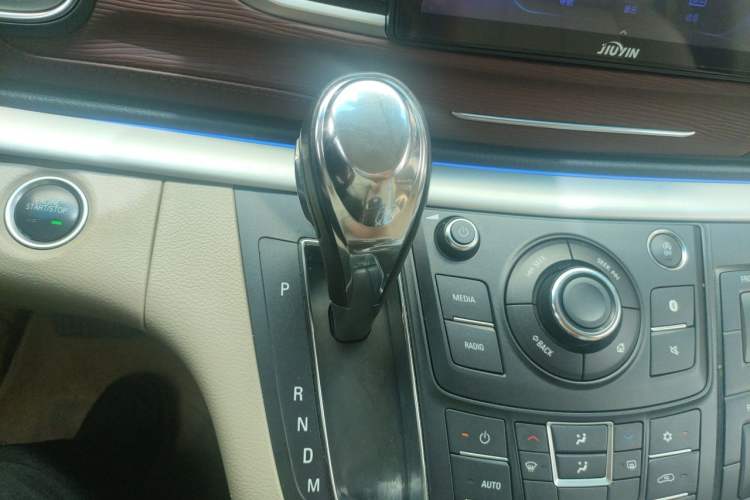 Used Buick GL8 2018 28T Comfort Model China VI Standard Gear Lever