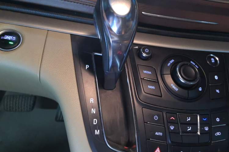 Used Buick GL8 2018 28T Luxury Model China VI Standard Gear Lever