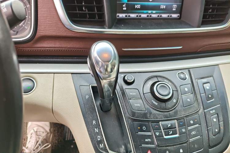 Used Buick GL8 2018 28T Luxury Model China VI Standard Gear Lever