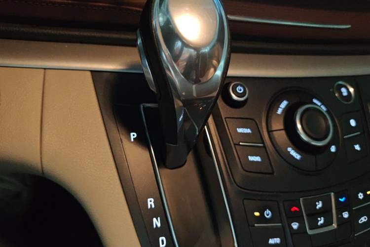 Used Buick GL8 2018 28T Comfort Model China VI Standard Gear Lever