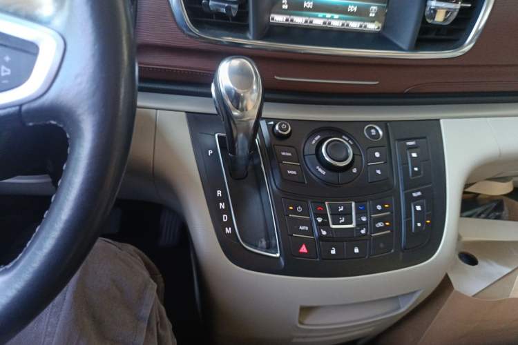 Used Buick GL8 2018 28T Prestige Version China VI Standard Gear Lever