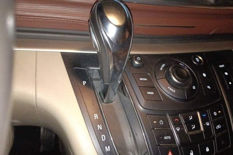 Used Buick GL8 2018 28T Luxury Model China VI Standard Gear Lever