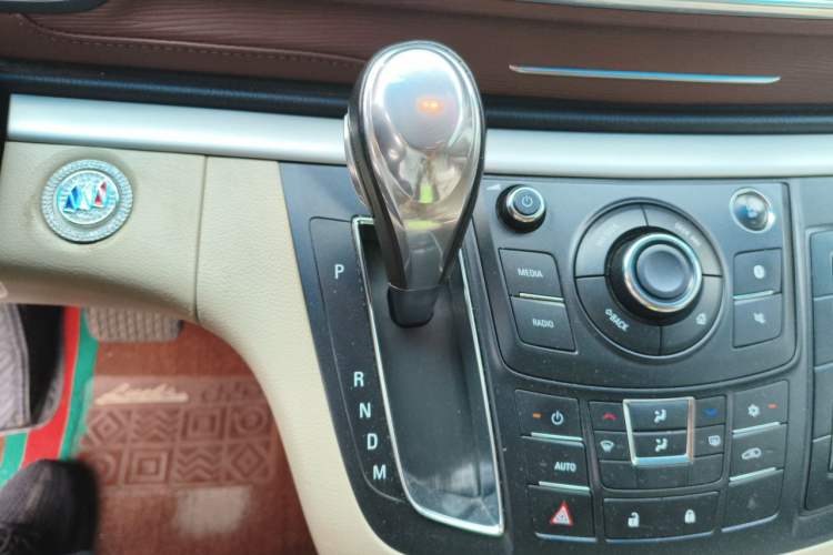 Used Buick GL8 2018 28T Luxury Model China VI Standard Gear Lever