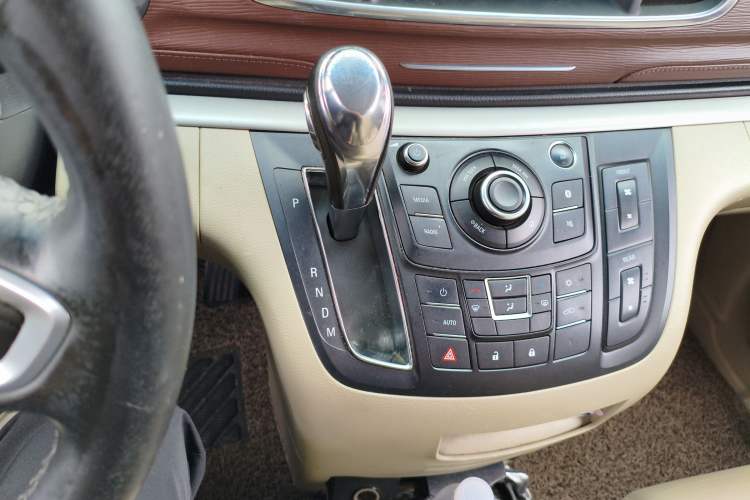 Used Buick GL8 2018 28T Luxury Model China VI Standard Gear Lever