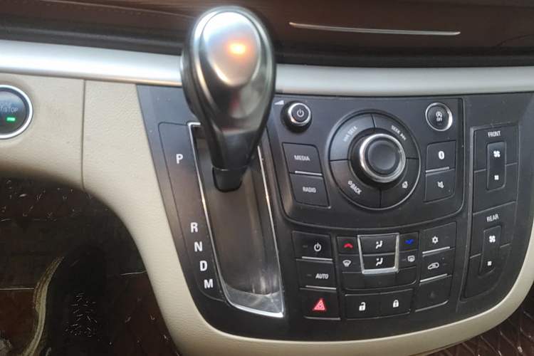 Used Buick GL8 2018 28T Luxury Model China VI Standard Gear Lever