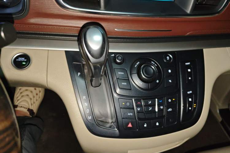 Used Buick GL8 2018 28T Luxury Model China VI Standard Gear Lever