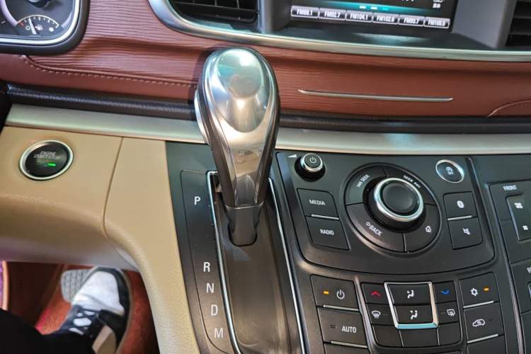 Used Buick GL8 2018 28T Comfort Model China VI Standard Gear Lever