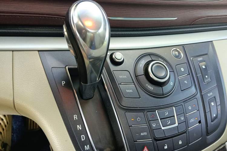 Used Buick GL8 2018 28T Luxury Model China VI Standard Gear Lever
