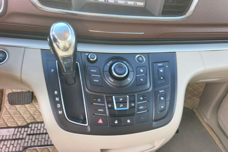 Used Buick GL8 2018 28T Comfort Model China VI Standard Gear Lever