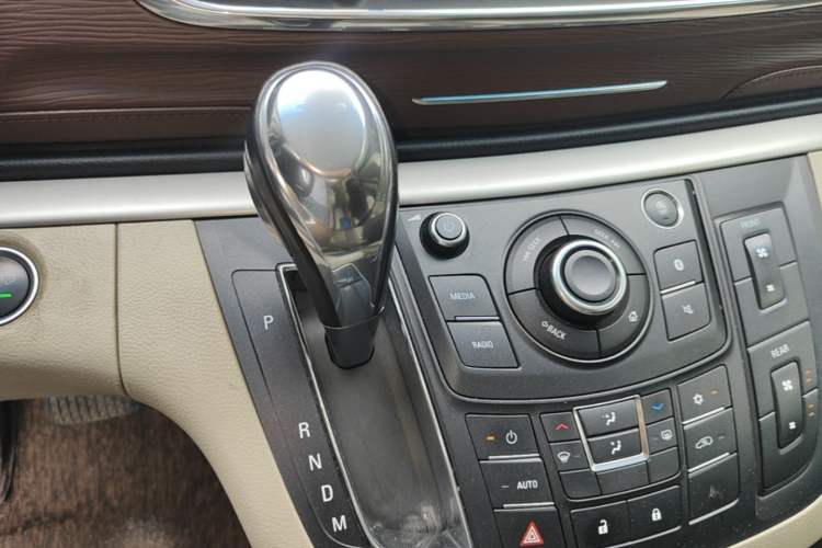 Used Buick GL8 2018 28T Luxury Model China VI Standard Gear Lever