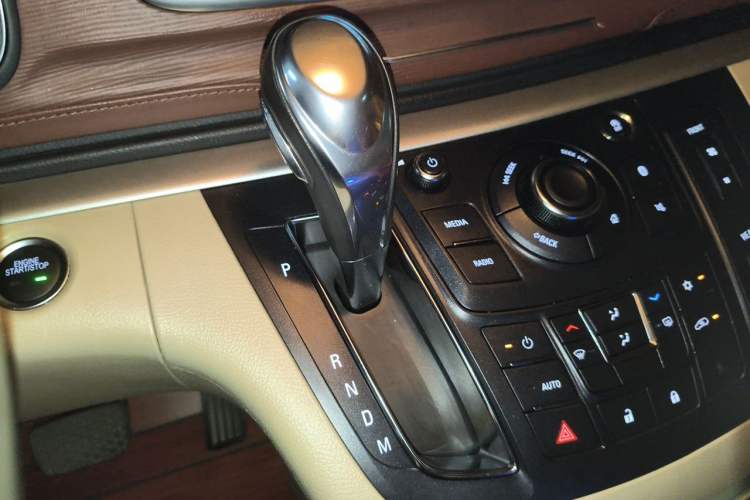 Used Buick GL8 2018 28T Luxury Model China VI Standard Gear Lever