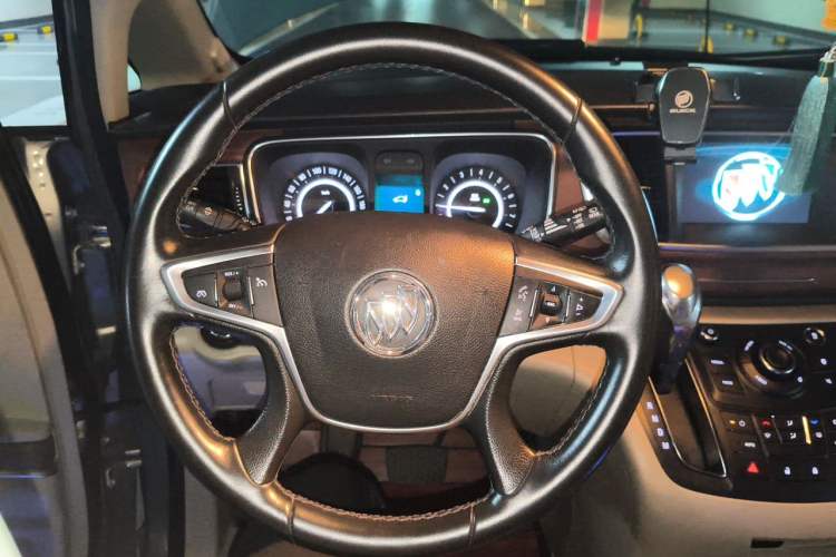 Used Buick GL8 2018 28T Luxury Model China VI Standard Steering Wheel