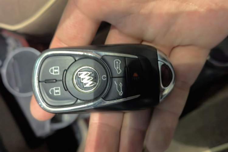 Used Buick GL8 2018 ES 28T Luxury Model China VI Standard Vehicle Key