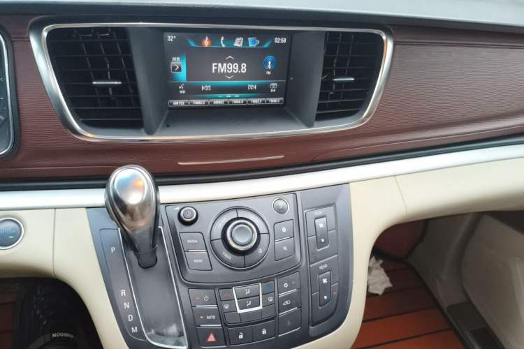 Used Buick GL8 2018 28T Luxury Model China VI Standard Audio And AC Panel