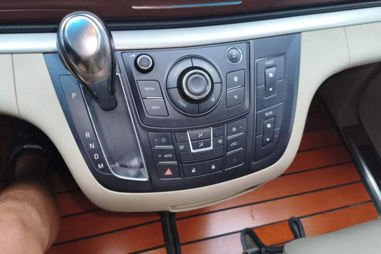 Used Buick GL8 2018 28T Luxury Model China VI Standard Gear Lever