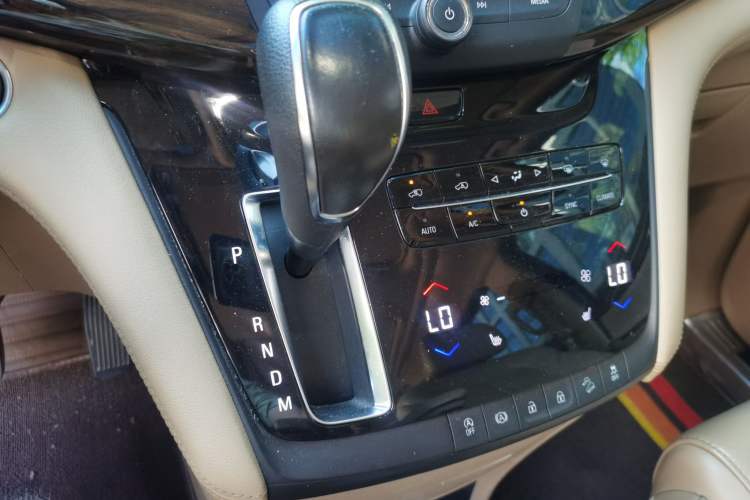 Used Buick GL8 2018 ES 28T Luxury Model China VI Standard Gear Lever