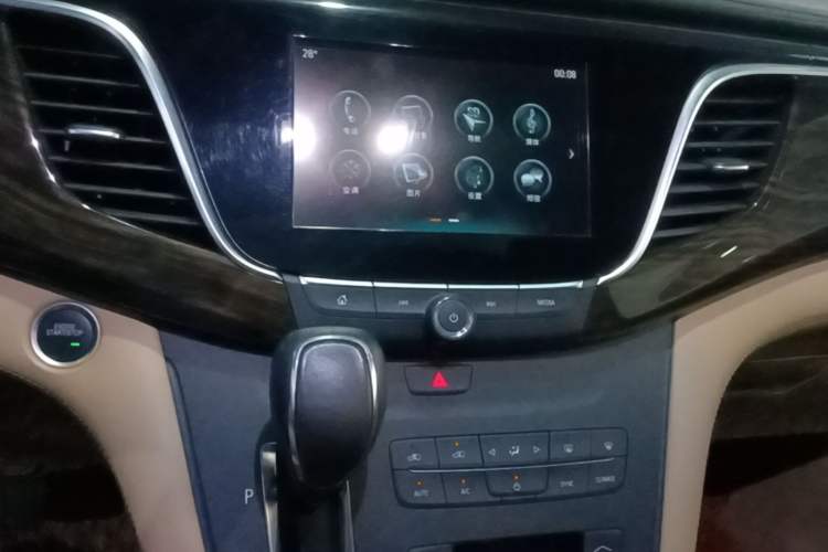 Used Buick GL8 2018 ES 28T Premium Model China VI Standard Audio And AC Panel