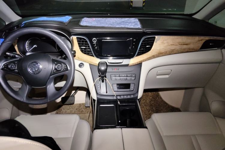 Used Buick GL8 2018 ES 28T Comfort Model China VI Standard Center Console