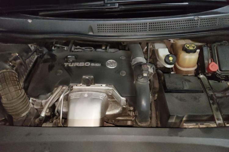 Used Buick GL8 2018 ES 28T Comfort Model China VI Standard Engine Bay