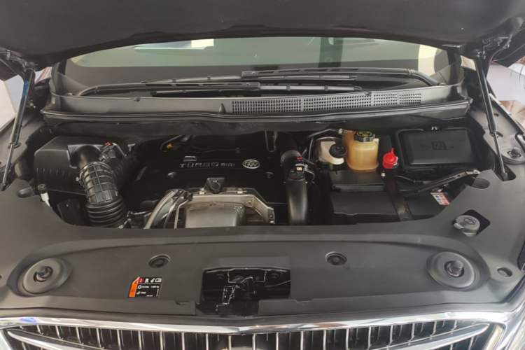 Used Buick GL8 2018 ES 28T Flagship Model China VI Standard Engine Bay