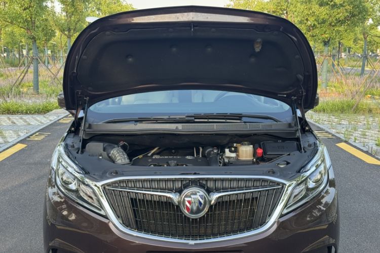 Used Buick GL8 2018 ES 28T Comfort Model China VI Standard Engine Bay