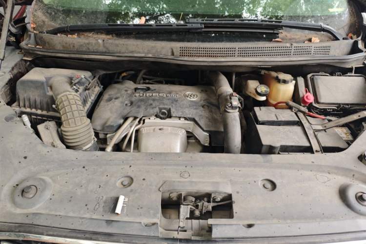 Used Buick GL8 2018 ES 28T Luxury Model China VI Standard Engine Bay