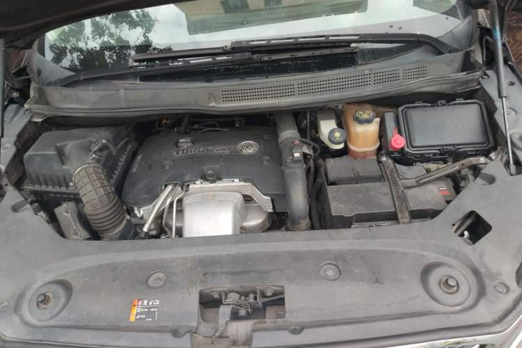 Used Buick GL8 2018 ES 28T Comfort Model China VI Standard Engine Bay