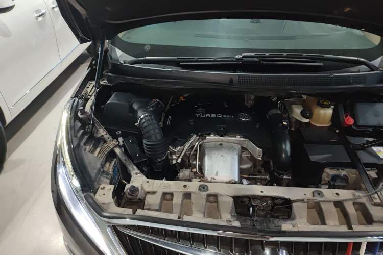Used Buick GL8 2018 ES 28T Premium Model China VI Standard Engine Bay Right