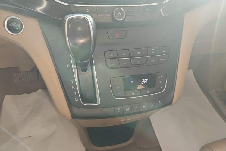 Used Buick GL8 2018 ES 28T Premium Model China VI Standard Gear Lever