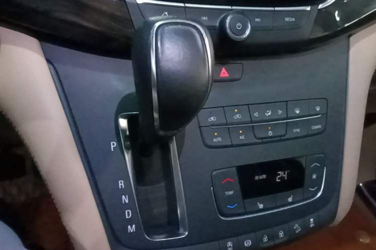 Used Buick GL8 2018 ES 28T Premium Model China VI Standard Gear Lever