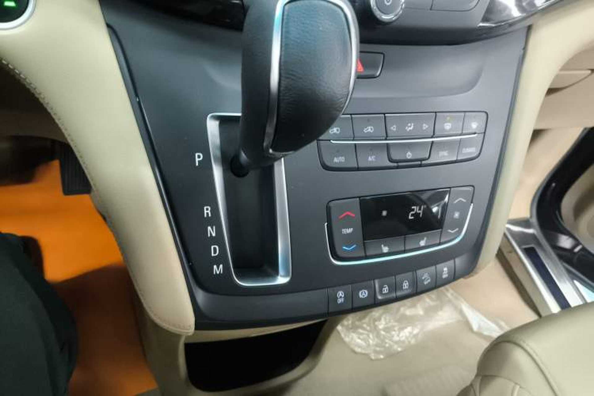 Used Buick GL8 2018 ES 28T Premium Model China VI Standard Gear Lever