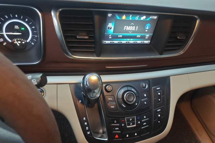 Used Buick GL8 2018 28T Comfort Model China VI Standard Audio And AC Panel